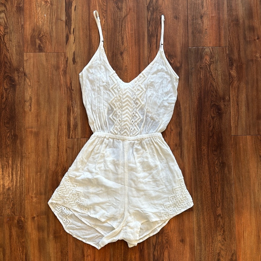 Beachey white romper. Ties in the back. Rip curl.